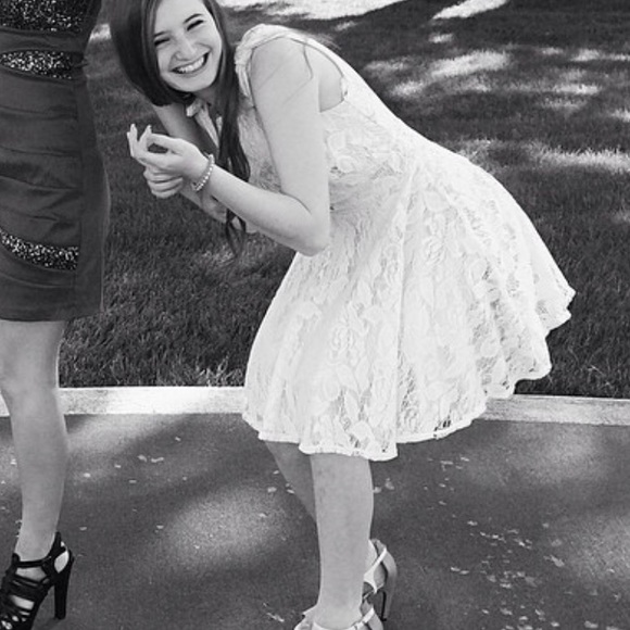 Dresses & Skirts - White fluffy dress